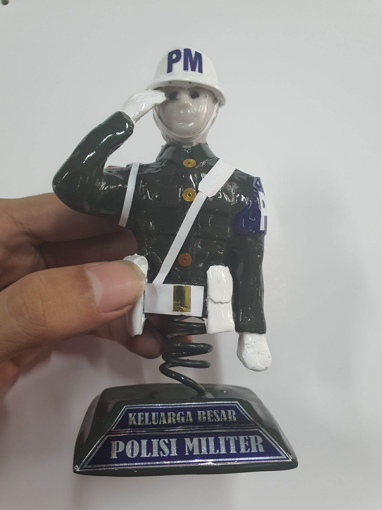 Miniatur Patung Polisi Militer Hormat Patung Miniatur Mobil PM Per