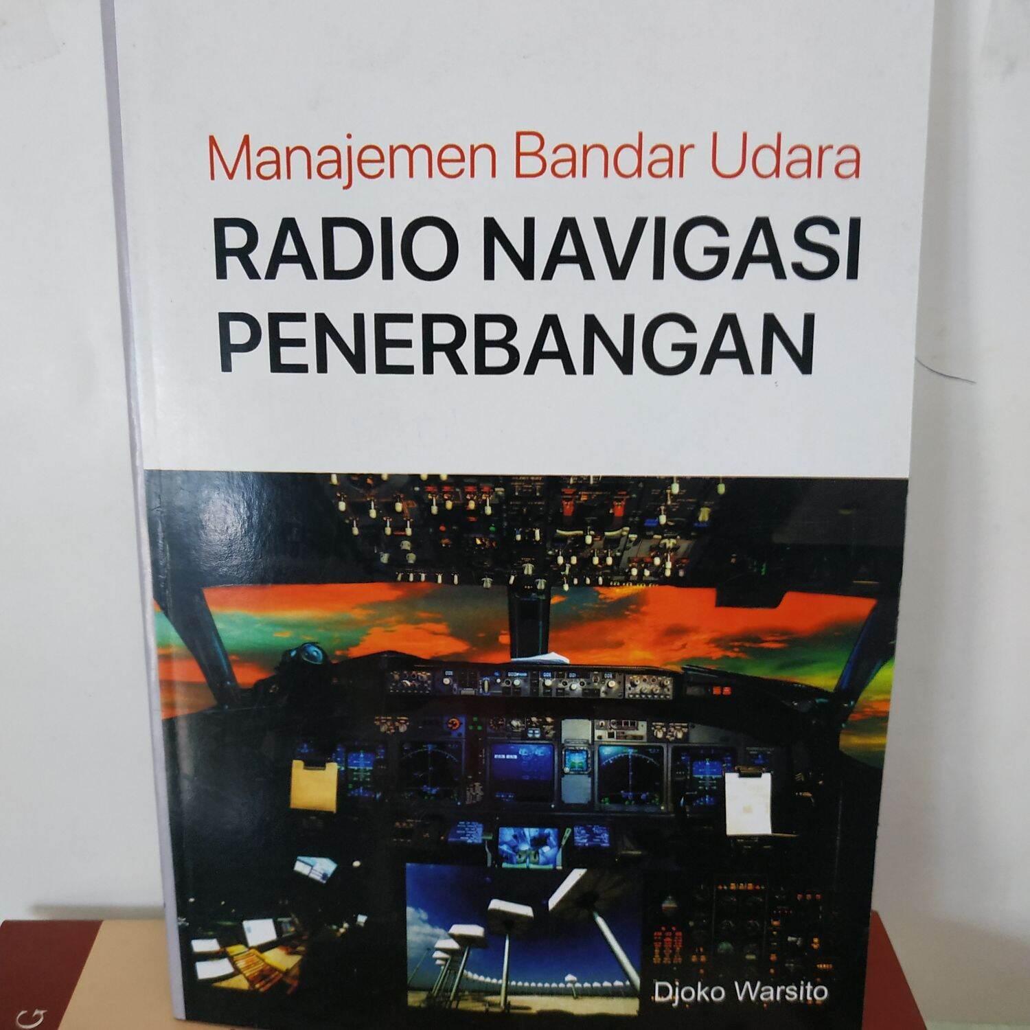 Buku Manajemen Bandar Udara Radio Navigasi Penerbangan Joko Warsito