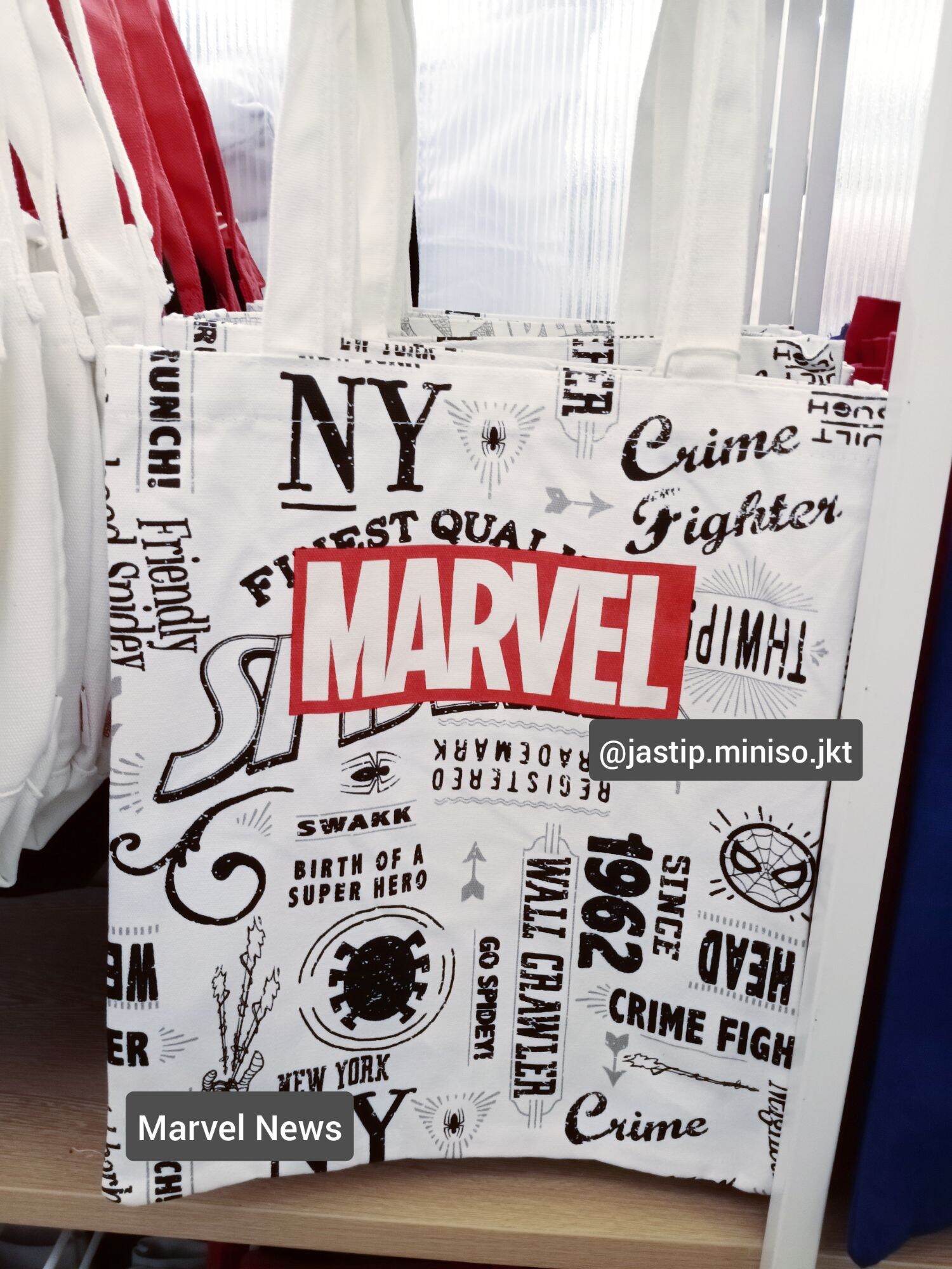 Miniso x Marvel Tote Bag, Barang Mewah, Tas & Dompet di Carousell
