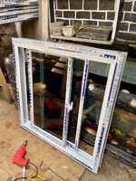 jendela sleding geser + kusen almunium 3inci ukuran T80 x L80 kaca 5mm full + palet kayu. bahan inkalum lebih tebal