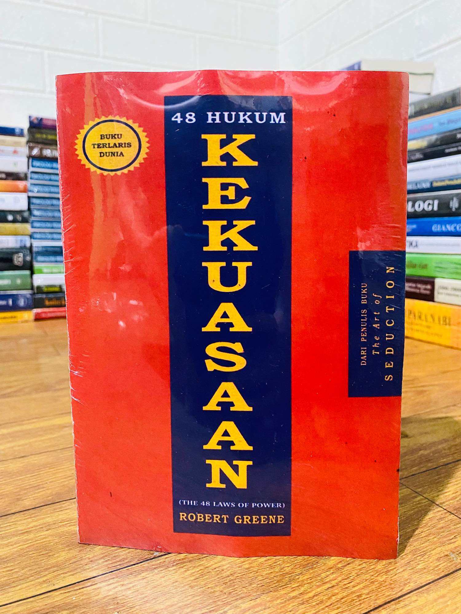 Keajaiban di Balik 48 Hukum Kekuasaan karya Robert Green - Jangan Mengasingkan Diri: Berinteraksi dengan orang lain untuk mempertahankan kekuasaan.