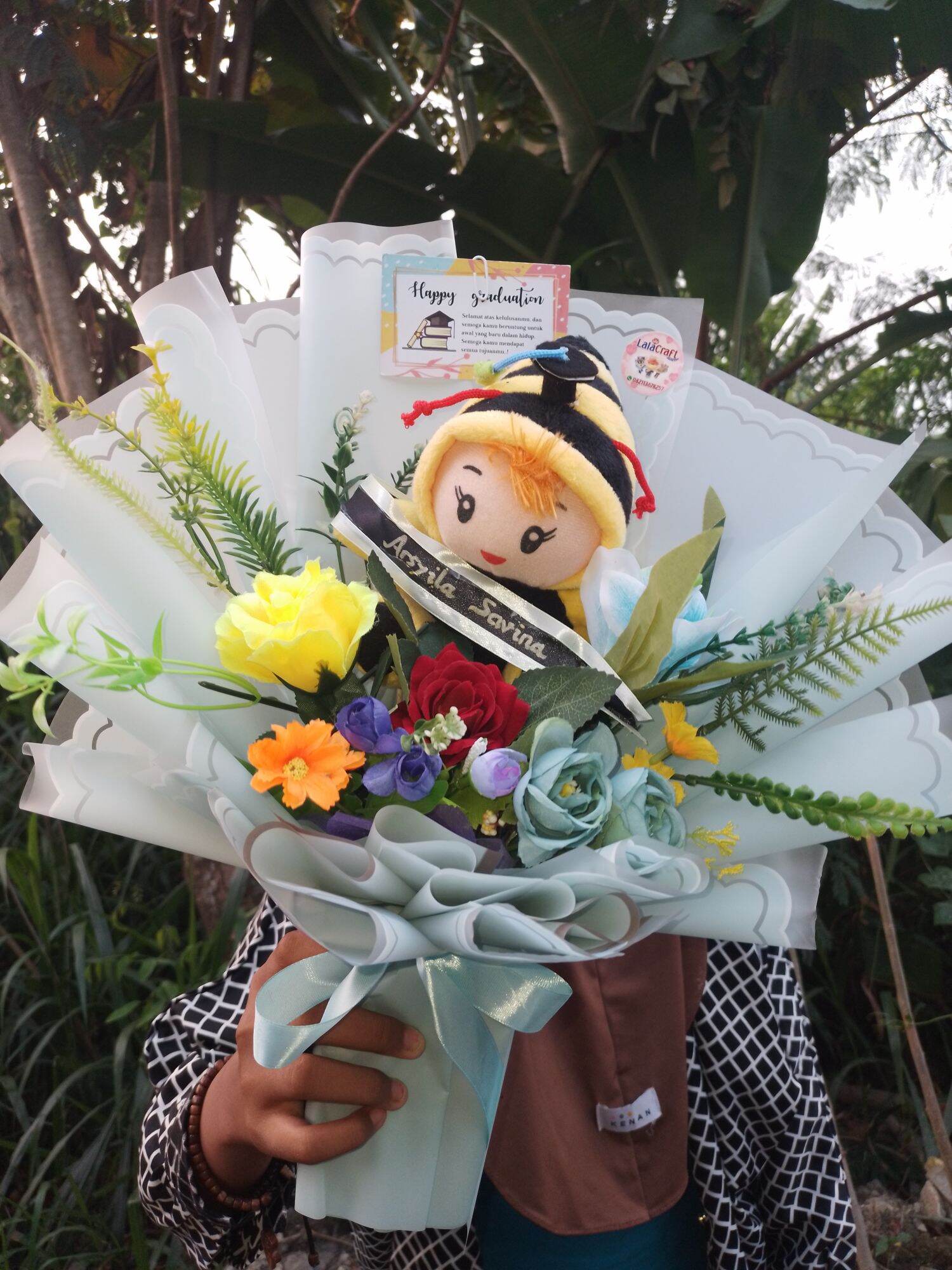 Buket boneka karakter wisuda / Buket boneka Hellokitty Doraemon Pooh Pikachu Keropi Panda Lebah Kucing