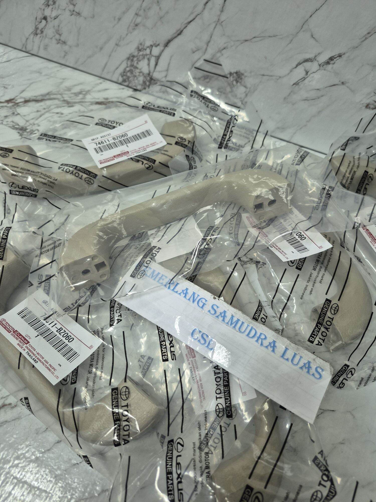 pegangan atas avanza Handle Pull Up Avanza xenia 74611-BZ060 harga satuan Giá 20,000 Đồng*Miễn phí vận chuyển