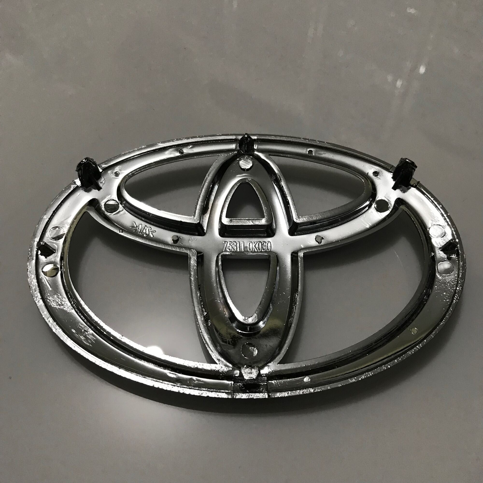 Emblem logo grile depan TOYOTA INOVA 2005-2015 part no 75311-0k030 sesuai foto gres baru. 
