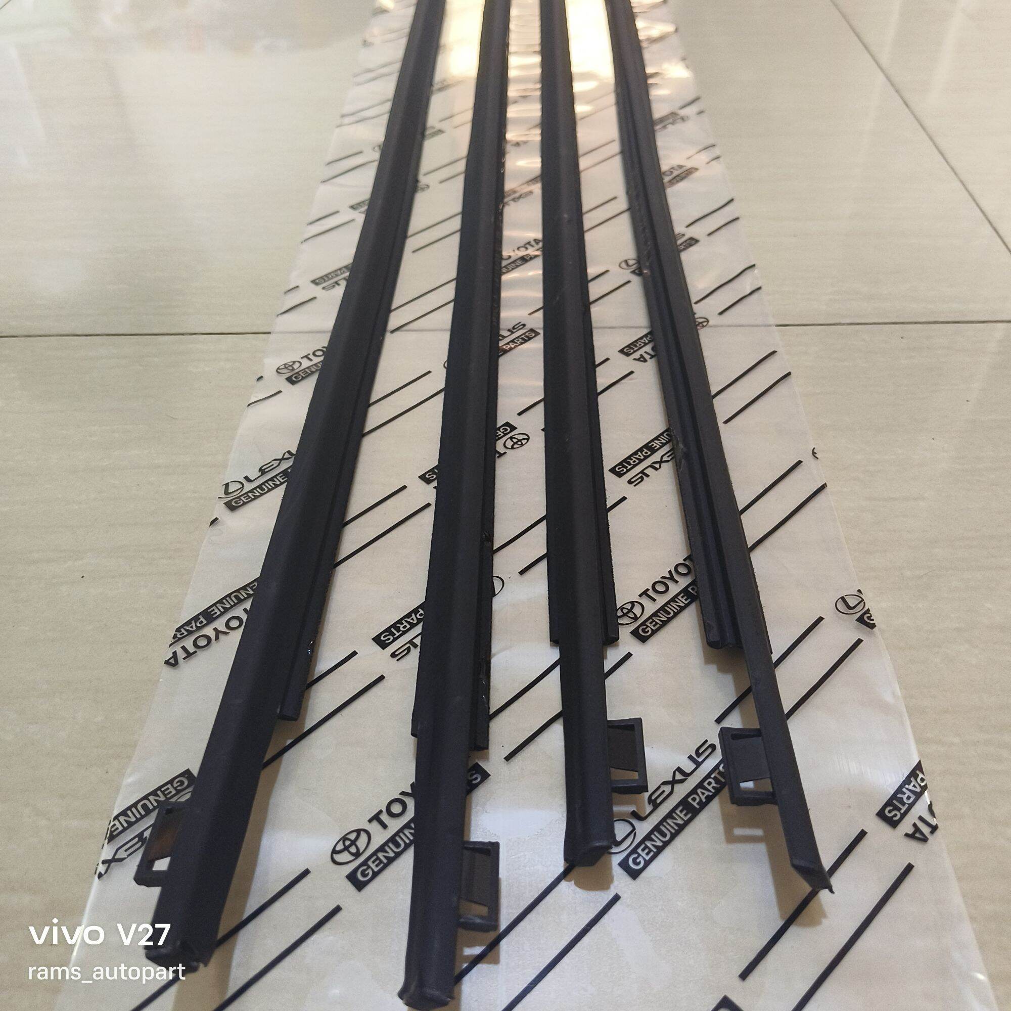 karet plipit pelipit kaca luar avanza xenia vvti 2004 - 2011 warna hitam original 1set 4pcs Harga 250,000 rupiah*Gratis Ongkir