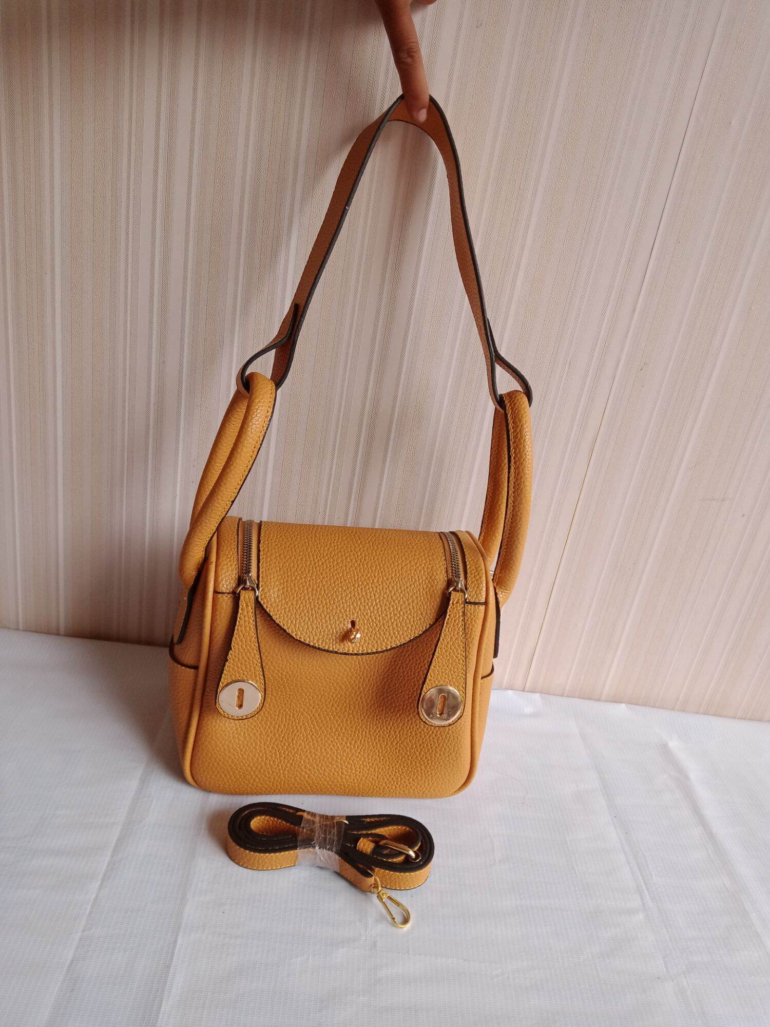  Tas Lindy  available in color red yellow brown black 