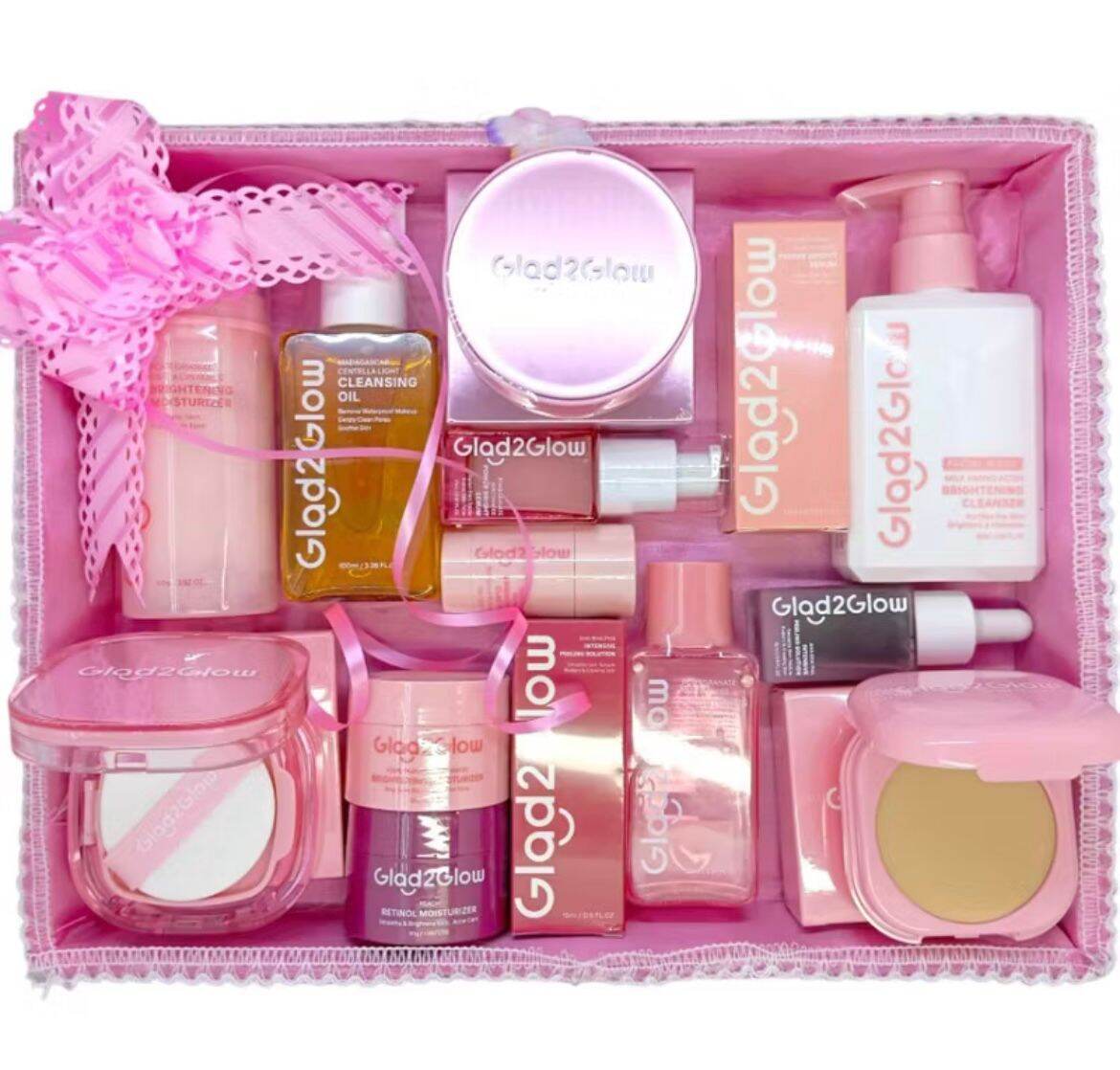 Set perawatan kulitpaket hampers Glads2glow isi 9pcs berwarna pink dengan berbagai produk seperti...