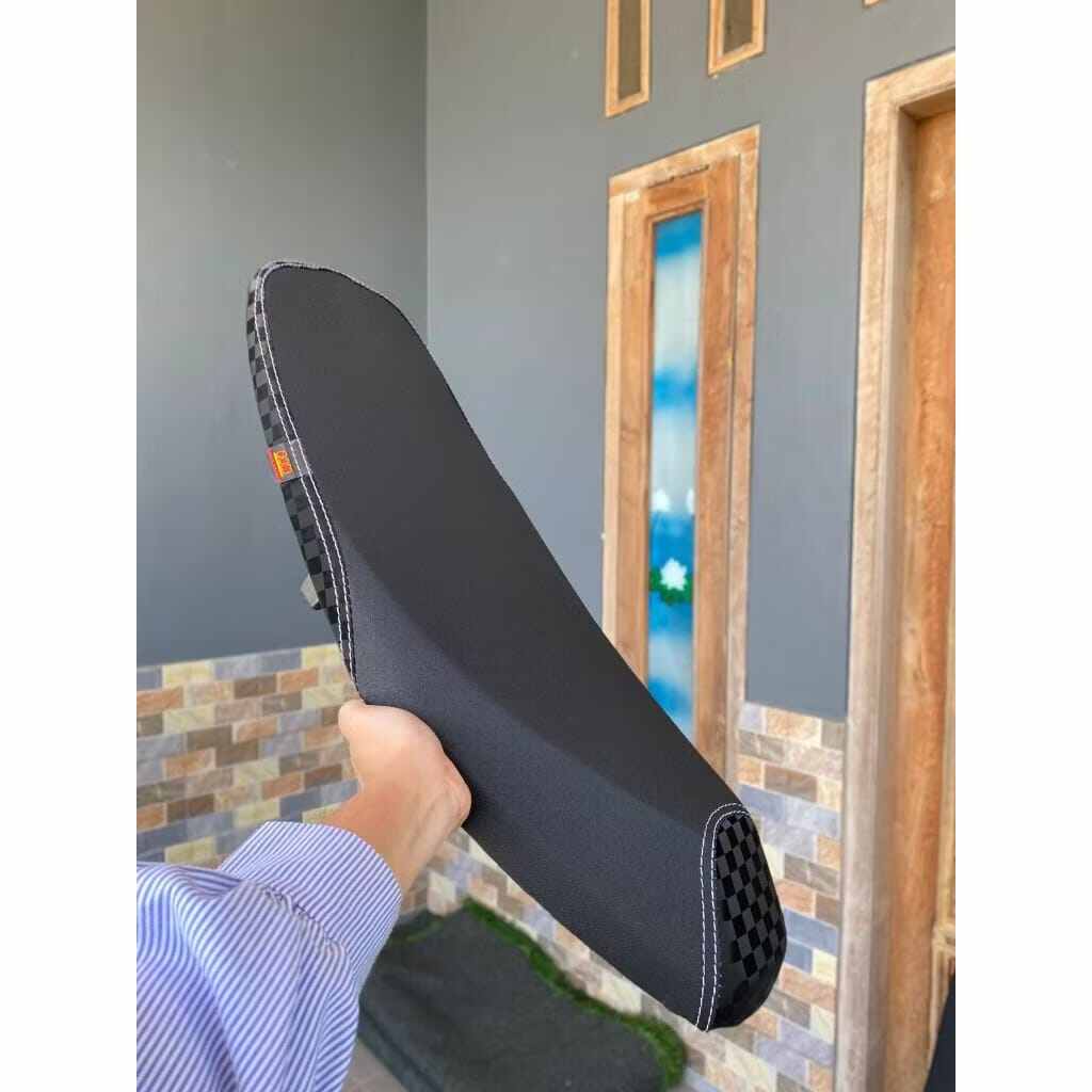 Chess Upholstery Sandpaper Leather/Chess Mix Sandpaper Upholstery Leather/Mio/Supra/Beat/Vega R New/Fiz R/Jupiter Mx Seat Covers Harga 32,640 rupiah*Gratis Ongkir