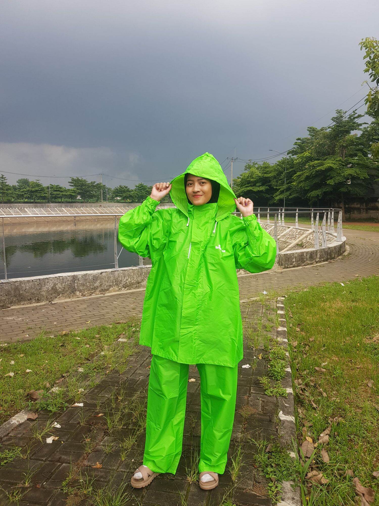Raincoat Suit Made of Thick Anti-Seepage Material Harga 155,000 rupiah*Gratis Ongkir