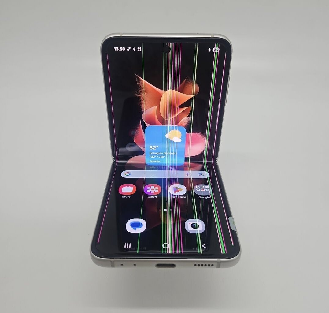 Samsung Galaxy Z flip 3 256GB Harga  899,998 Ringgit*Penghantaran Percuma