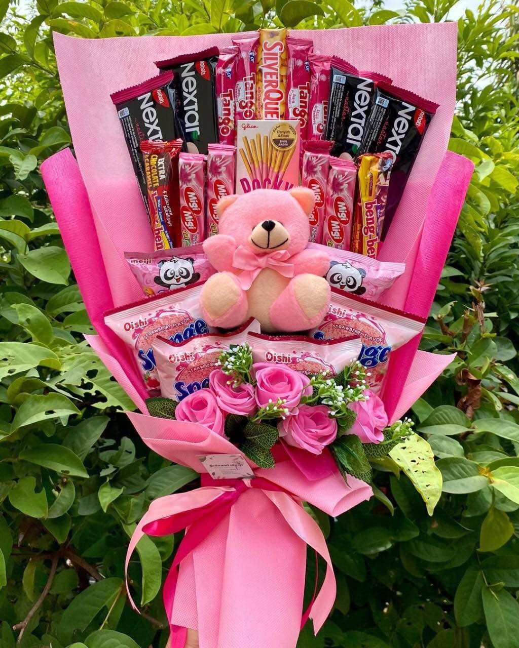 (B) BUKET SNACK BONEKA BIG BUNGA PINK / Anniversary