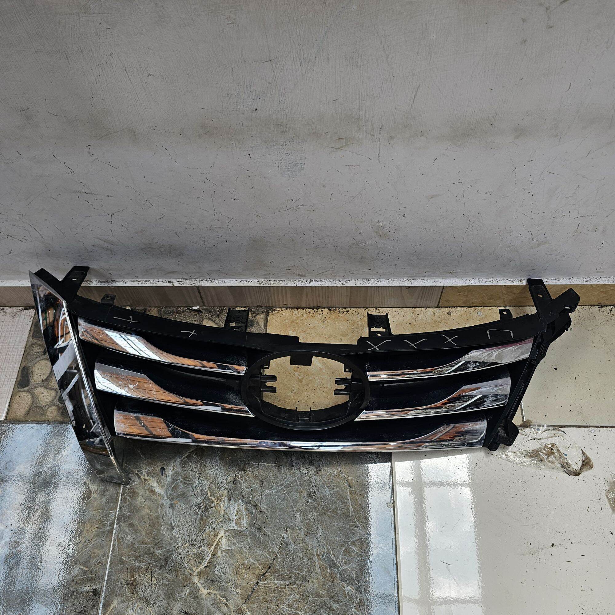 Original Grill Grille Depan Toyota Fortuner VRZ 2017 2018 Sesuai Pic Iklan Harga 950,000 rupiah*Gratis Ongkir