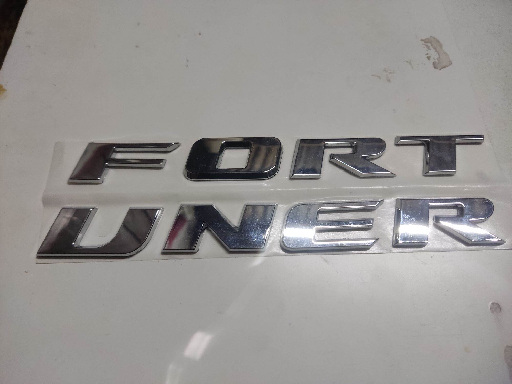 EMBLEM TULISAN FORTUNER KAP MESIN CROM ORIGINAL Harga  110,000 Ringgit*Penghantaran Percuma
