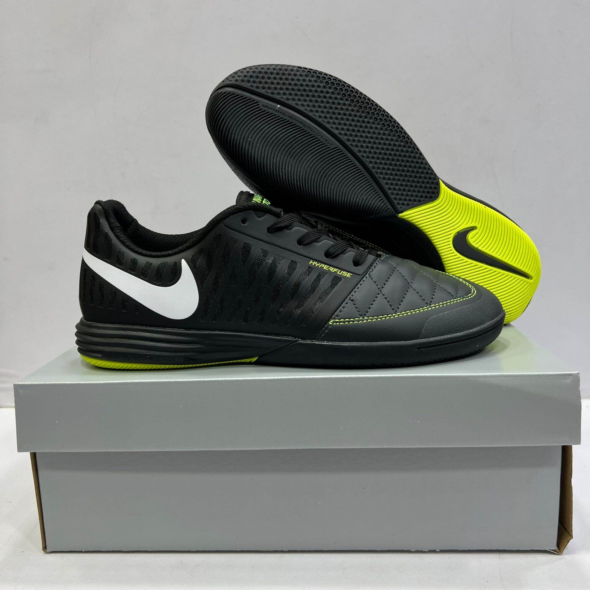 Kelebihan sepatu hotsell nike lunar gato