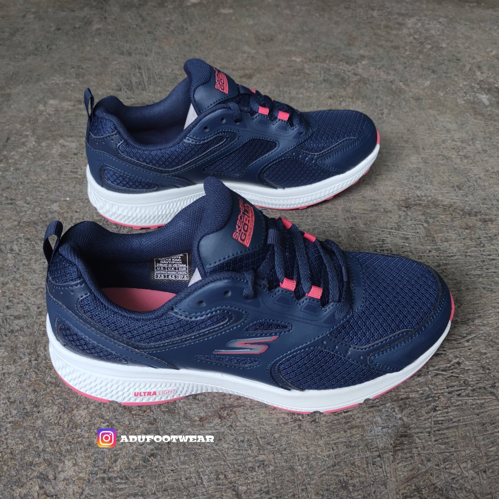 womens skechers trainer