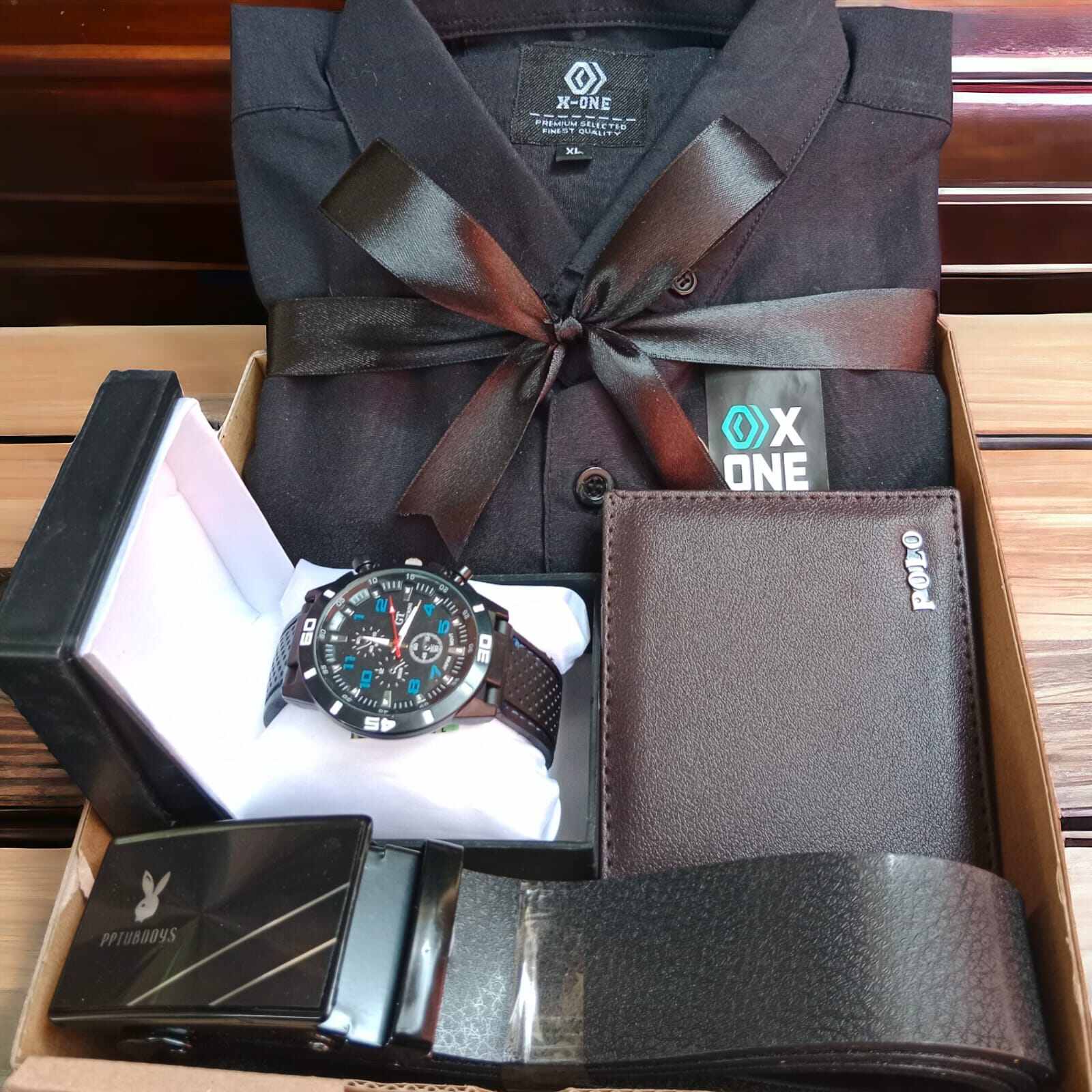 Jam tangan dengan kotak hadiah