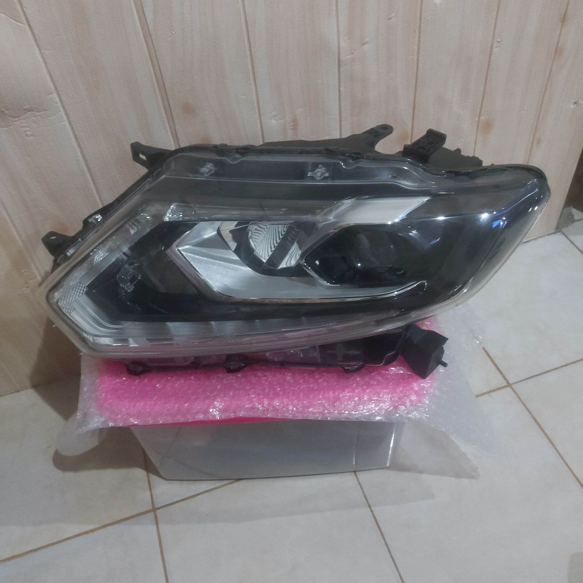 Lampu depan Xtrail 2017 2018 2019 kiri Original Harga 3,000,000 rupiah*Gratis Ongkir