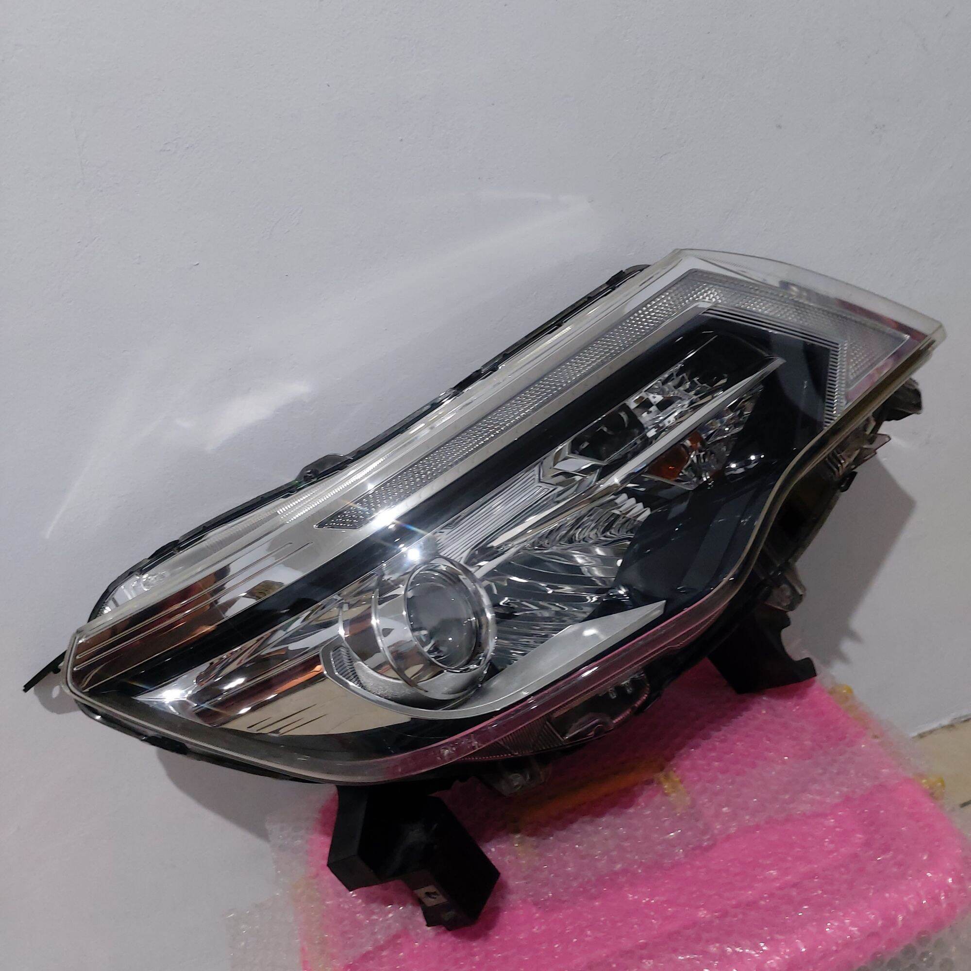 Lampu depan Nissan Terra 2018 2019 2020 2021 kanan Original Harga 5,875,000 rupiah*Gratis Ongkir