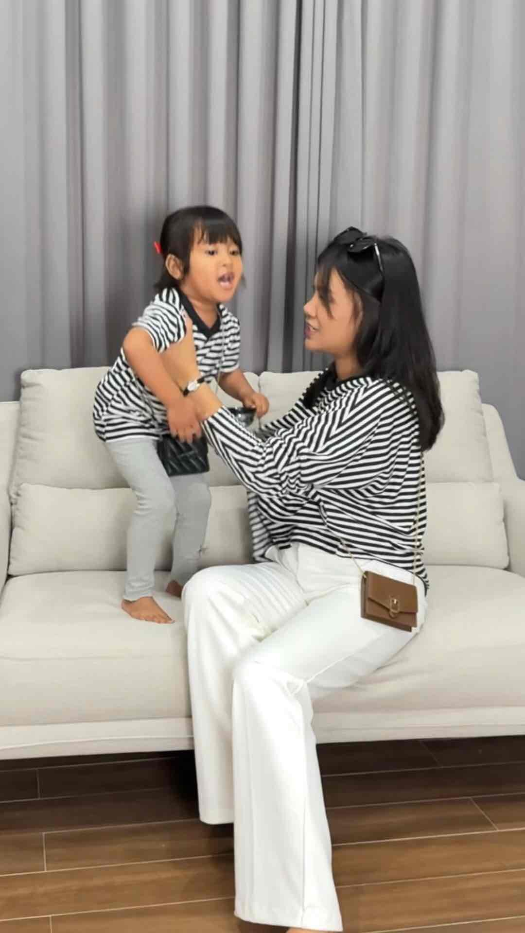Nanu Couple Ibu Dan Anak Bahan Kaos Babyterry Motif Strip Blus Model Batwing
