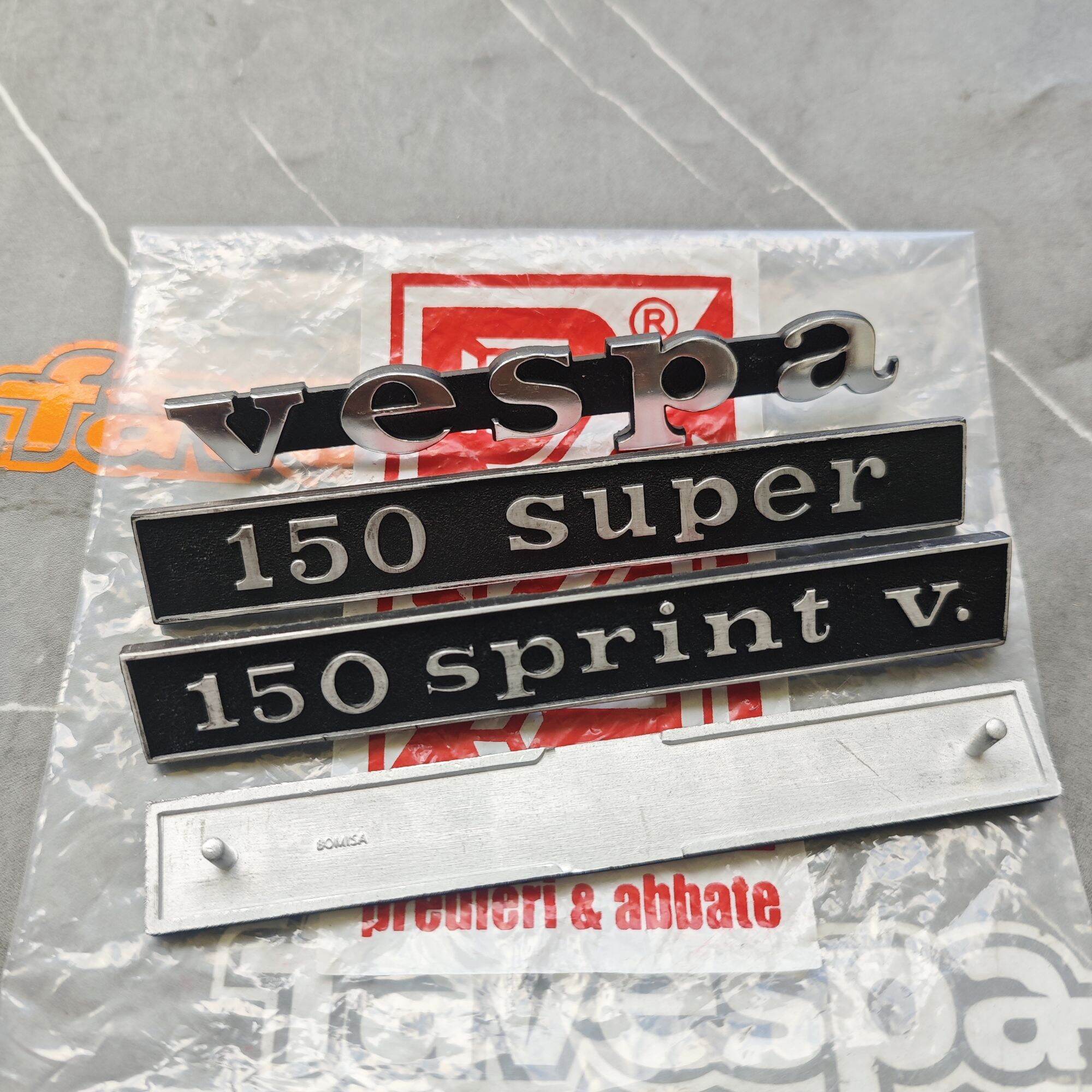 🛵 Personaliza Tu Vespa 1974 | Emblema 'Super Sprint' Acero Inoxidable | Glamour Clásico