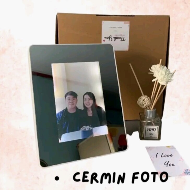 SEHARI JADI bingkai foto Cermin mirror kotak foto wajah lampu LED hias magic ajaib hadiah kado hadiah…