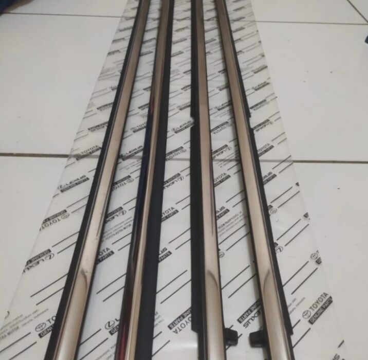 karet pelipit kaca untuk pintu mobil avanza xenia all new 2012--2019 original chrome Harga 375,000 rupiah*Gratis Ongkir