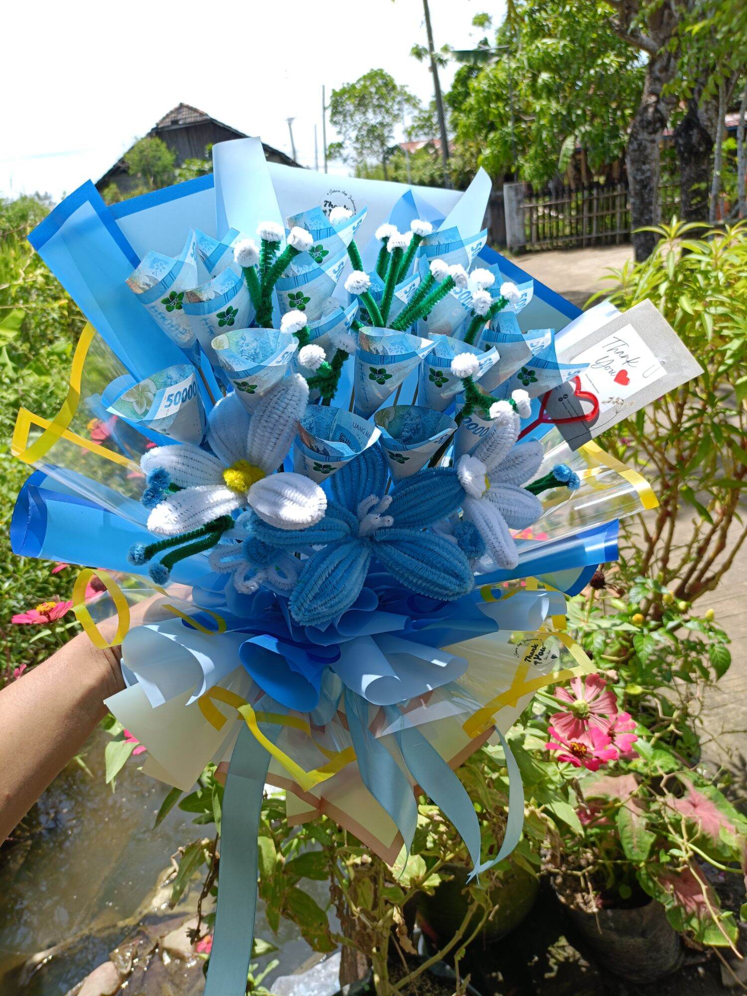 Blue Money Bloom – Buket Uang Biru Kombinasi Bunga Handmade | Kado Wisuda, Ulang Tahun, dan Hadiah Spe…