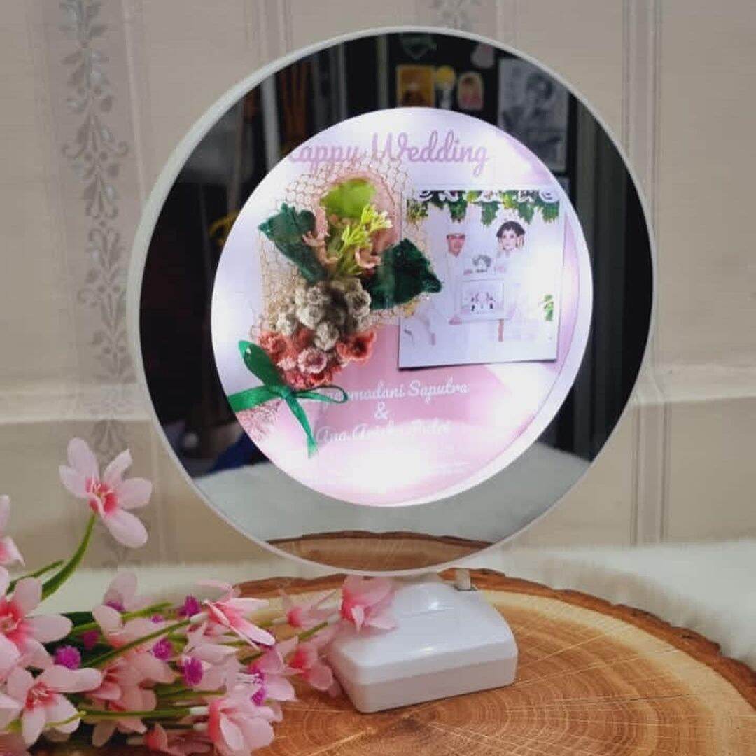 SEHARI JADI Cermin mirror frame foto wajah lampu LED rias magic ajaib hadiah kado gift custom ultah anniversary wisuda wedding mewah