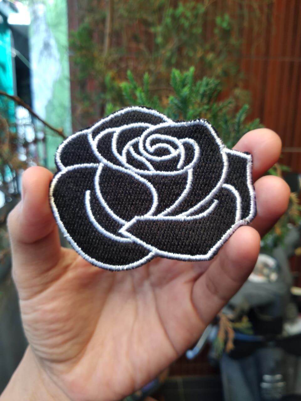 Emblem Patch Bordir Bunga Mawar Hitam 5.5 x 7 cm
