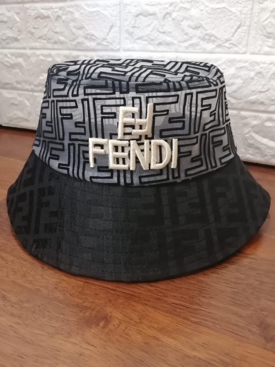 Topi Fendi transparan bucket hat Import 