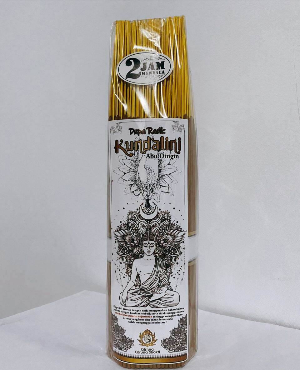 etuk gozalning mushukini yalash