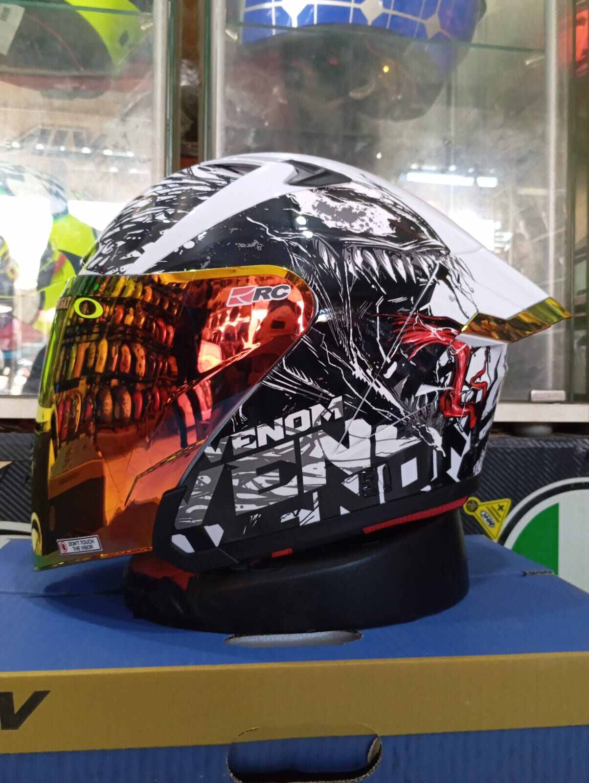 HELM ALV ULTRON PRO MOTIF VENOM PAKET GANTENG V+SPOILER SNI Giá 470,000 Đồng*Miễn phí vận chuyển