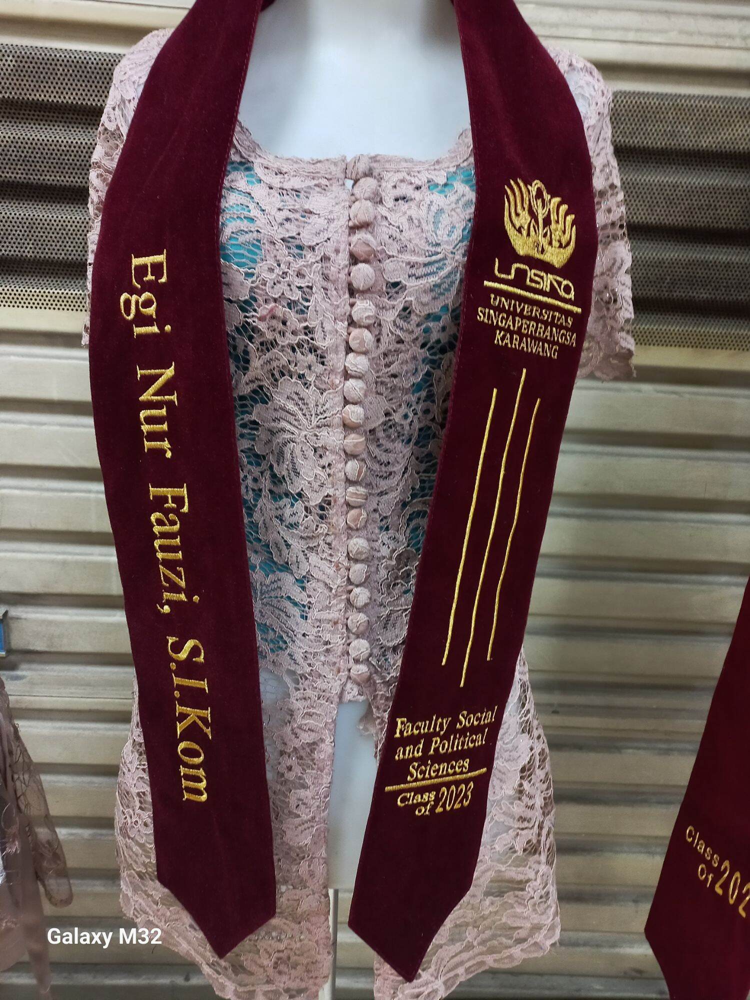 Selempang Wisuda model dua sisi mewah dan istimewa cocok buat acara kelulisan