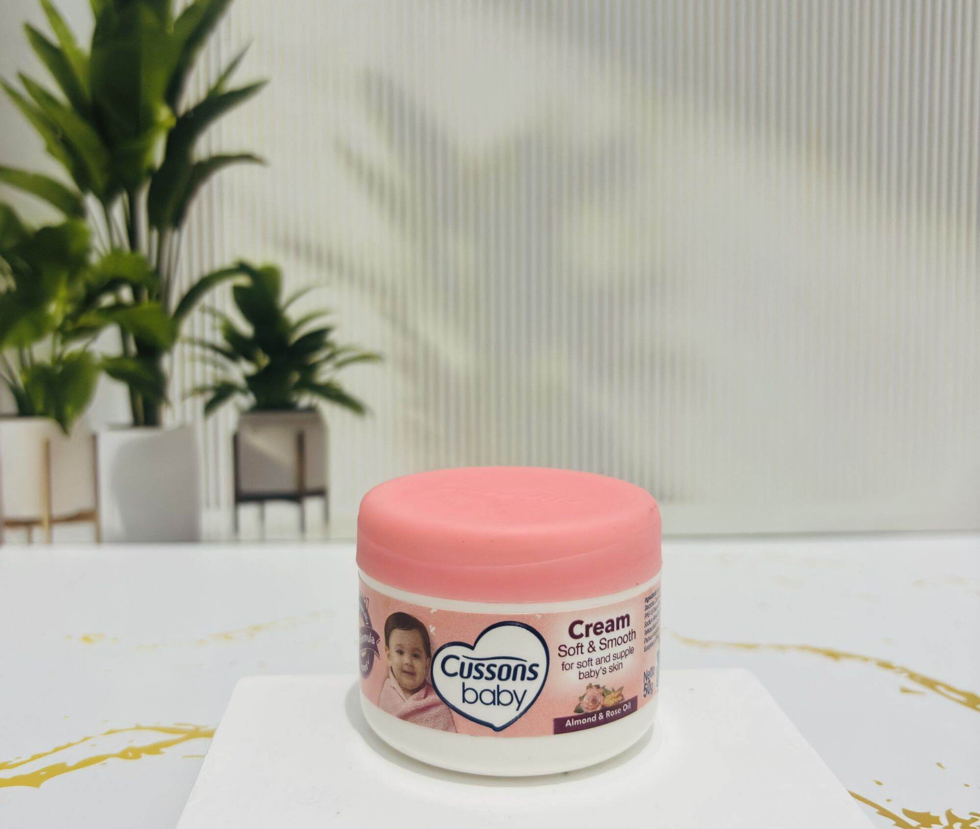 Cussons Baby Cream Soft & Smooth 50 g - Krim lembut dan halus untuk perawatan kulit bayi.