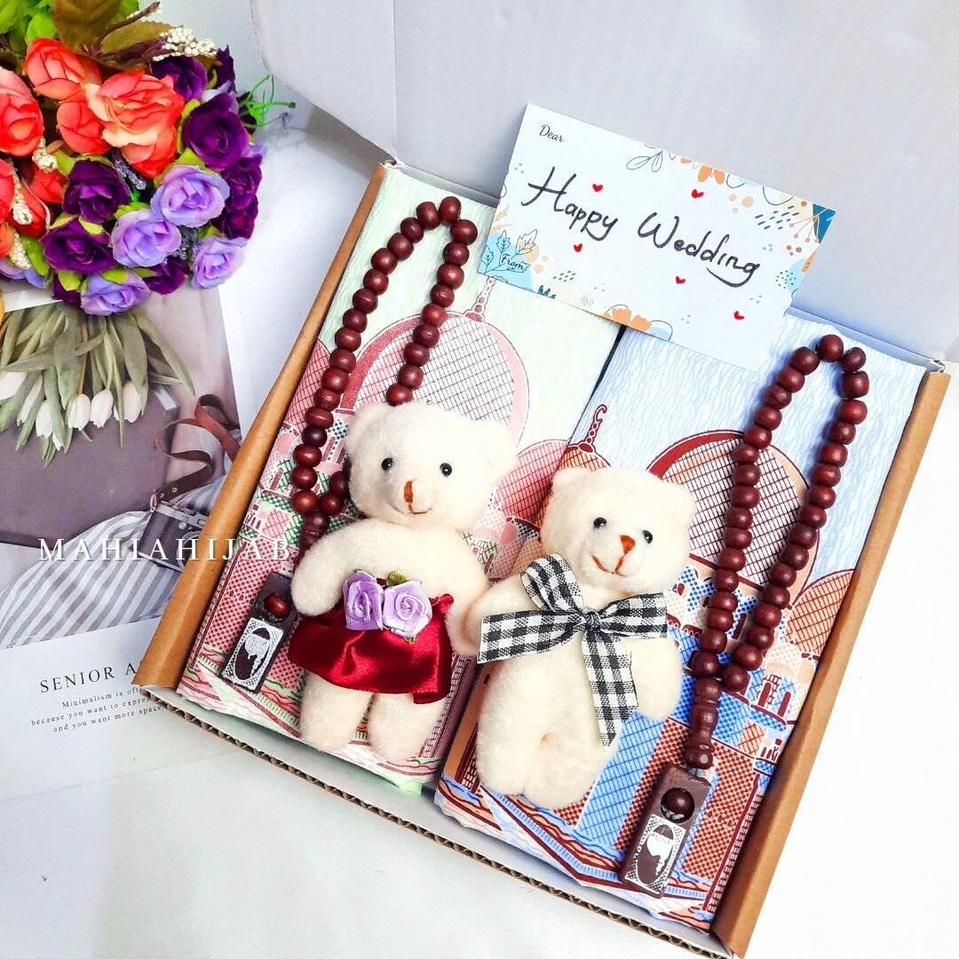 Hampers pernikahan Sajadah travel + Boneka Couple / Paket Hadiah Kado Pernikahan , Anniversary