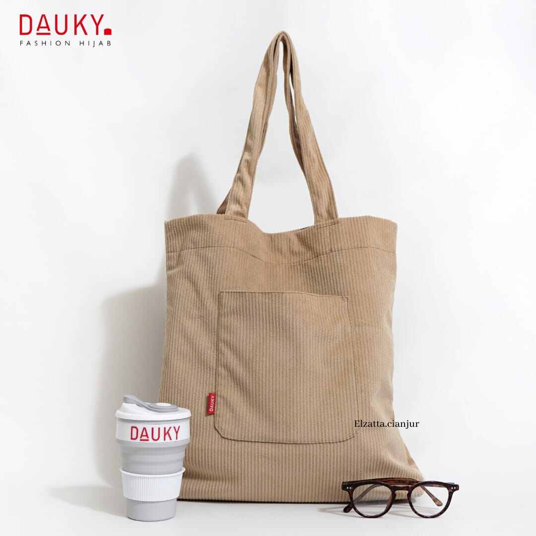 Barcha ayollarning eshaklarini korsating Qiz barmoqlari bilan ozini eshakda sikadi