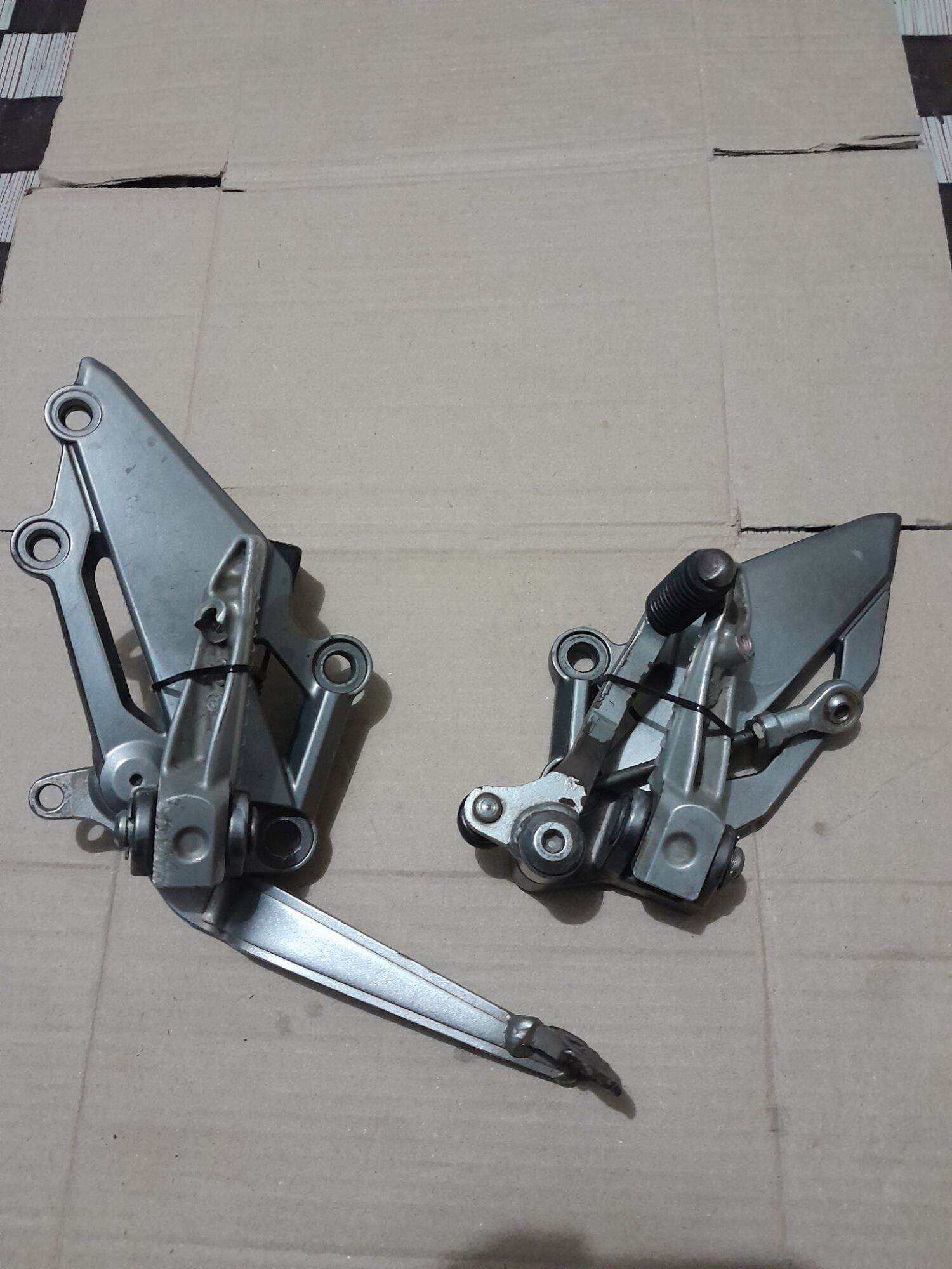 Foot step depan Ninja 250 Fi original copotan Footstep pijakan kaki depan Suku Cadang Kawasaki Aksesoris Motor Kawasaki Lazada Lazada Indonesia