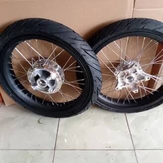 Velg cb 150r new led ring v Rossi uk 185/215x17 plus ban Harga 1,350,000 rupiah*Gratis Ongkir