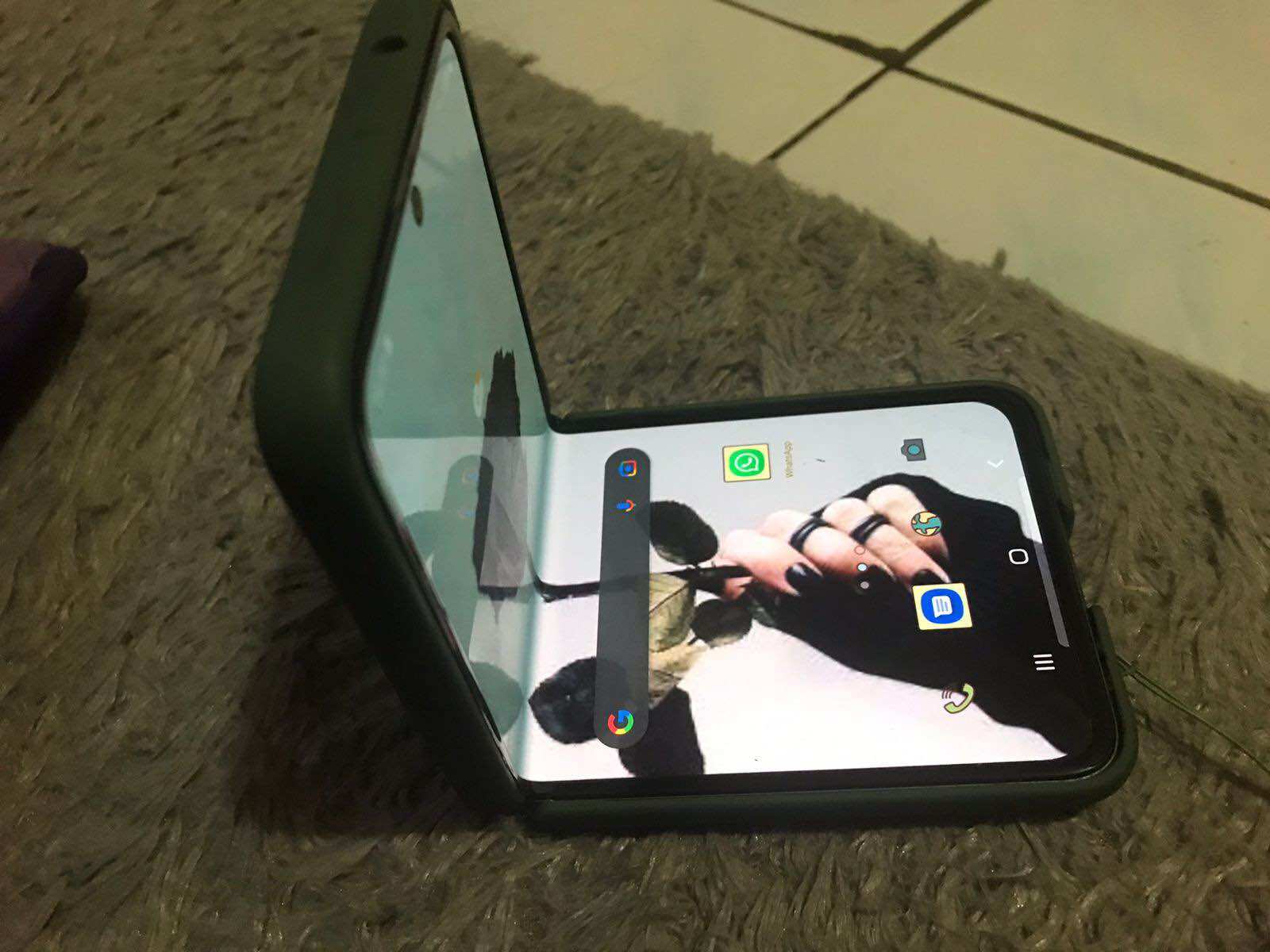 Samsung flip Giá 2,500,000 Đồng*Miễn phí vận chuyển