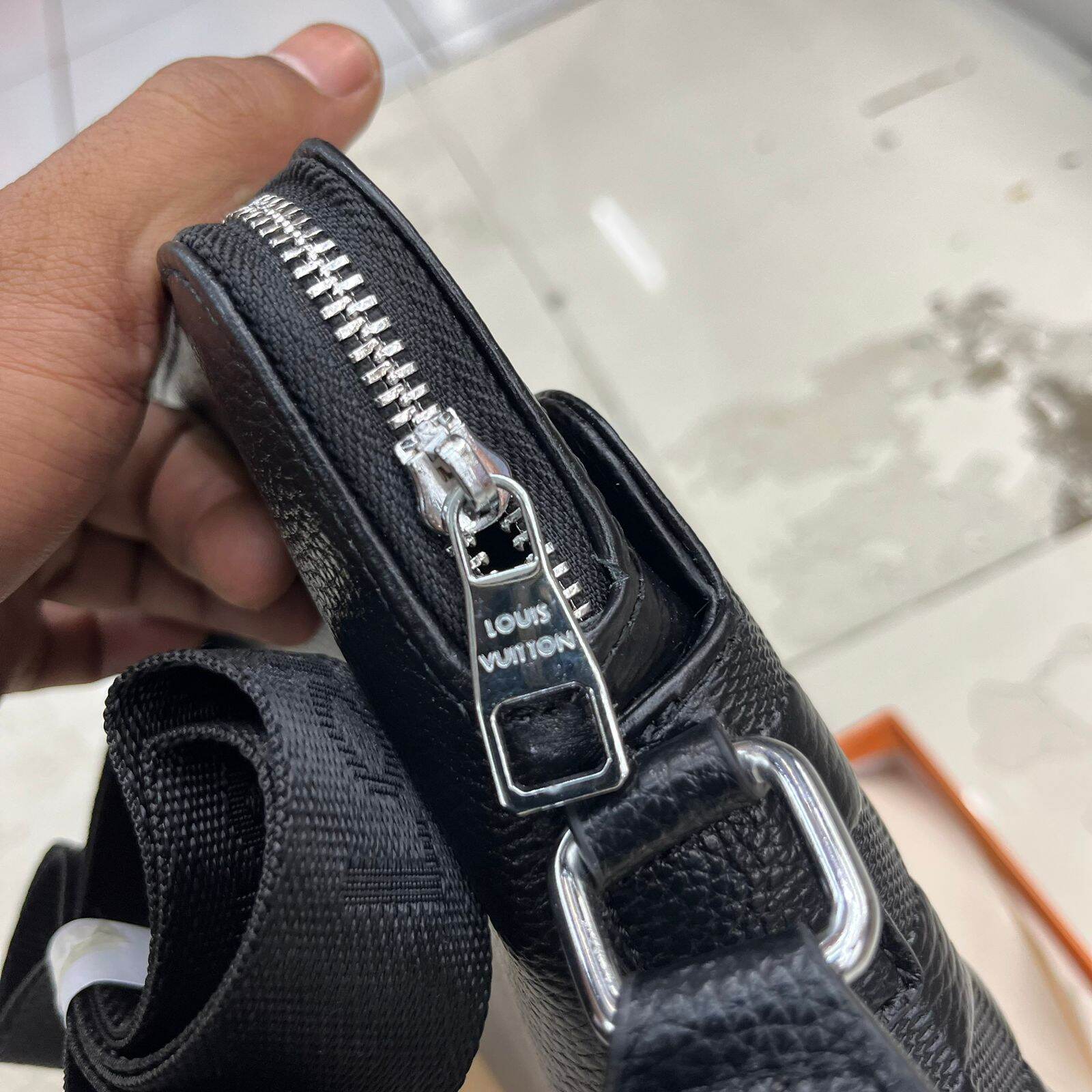 Tas pria luis vuiitoon import kulit assli tas kantor pria tas selempang pria  branded