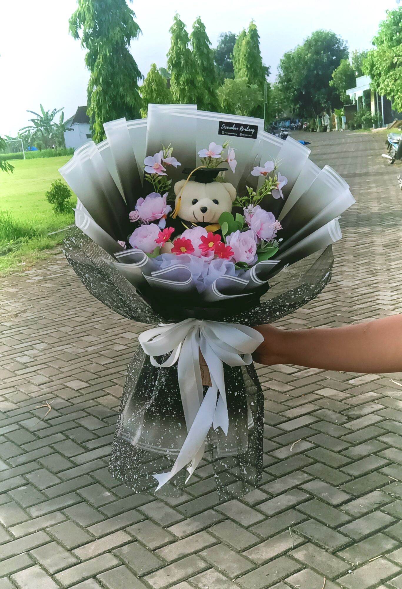 BUKET BUNGA DAN BONEKA WISUDA