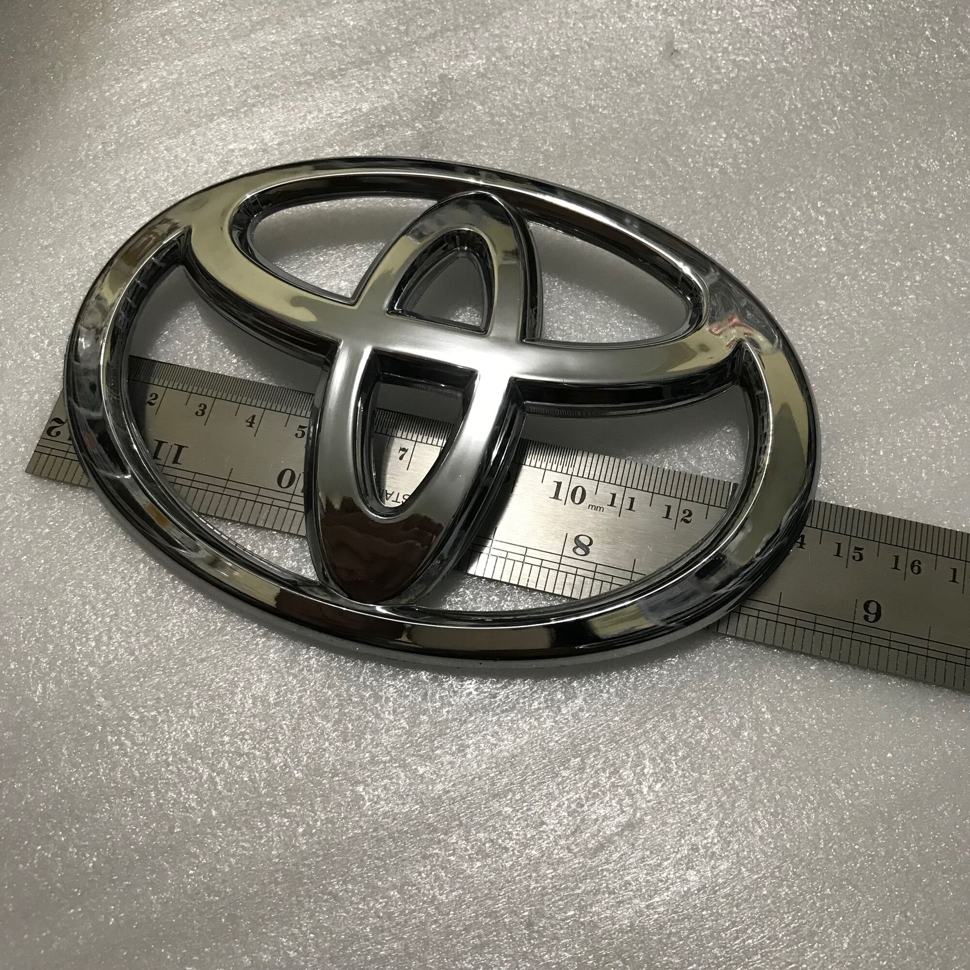 Emblem logo grile depan TOYOTA INOVA 2005-2015 part no 75311-0k030 sesuai foto gres baru. 