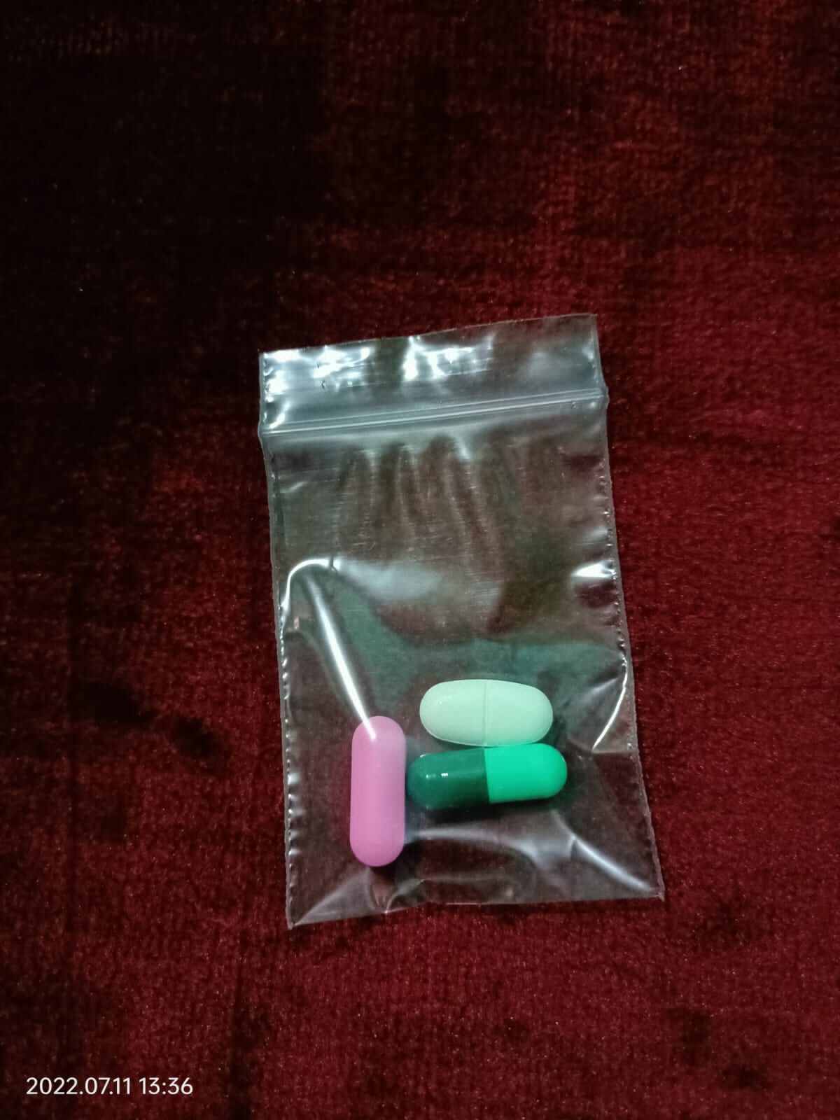 Ehtiros bilan uning külotlarini echib tashlaydi