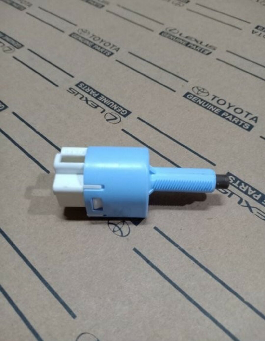 Switch rem stop switch innova hilux original Harga 150,000 rupiah*Gratis Ongkir