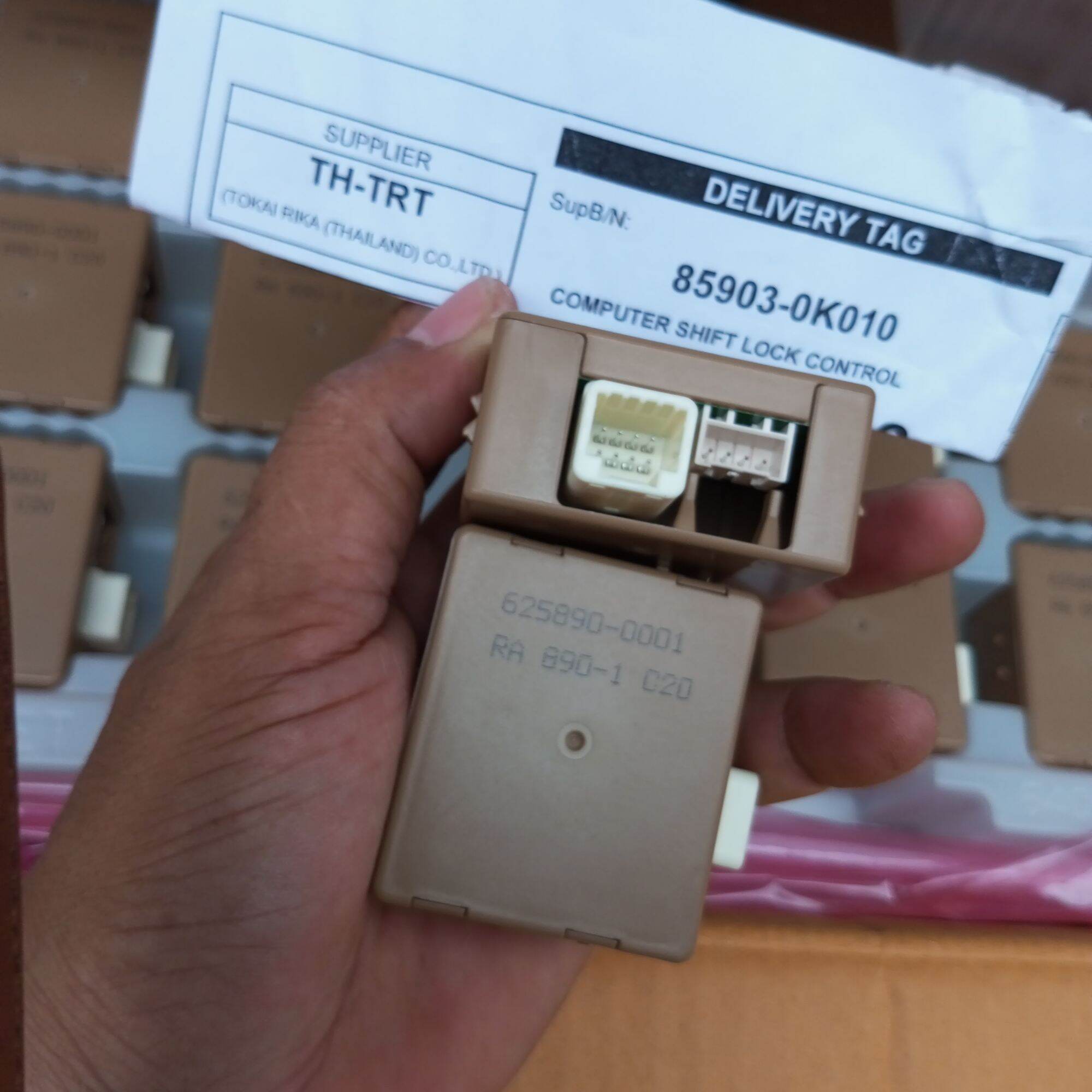 Innova Hilux Fortuner 2015 up genuine Matic stick module 4 pin socket 8 pin Harga 350,000 rupiah*Gratis Ongkir