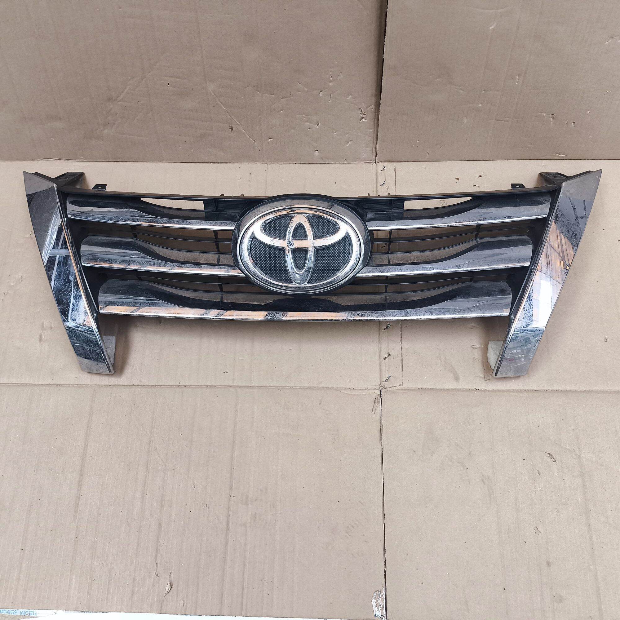 Original Grill Grille Bumper Depan Fortuner VRZ 2016 2017 2018 Harga 1,100,000 rupiah*Gratis Ongkir