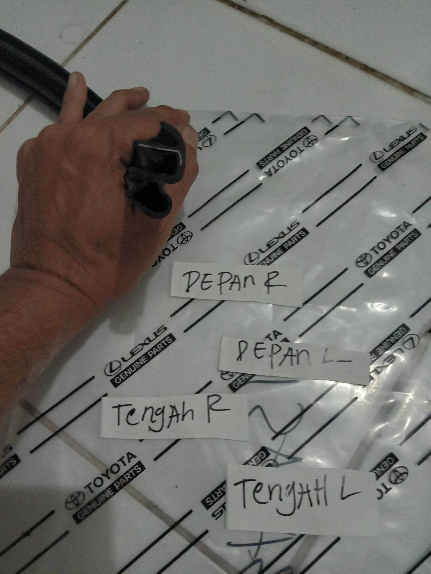 Karet balon pintu karet bagasi peredam pintu dan bagasi mobil toyota sienta Harga 195,000 rupiah*Gratis Ongkir