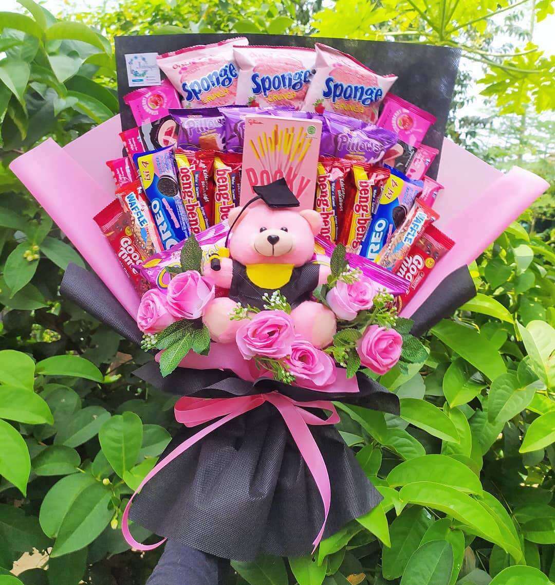 (B) BUKET PREMIUM SNACK BONEKA WISUDA BIG BUNGA PINK HITAM / Anniversary