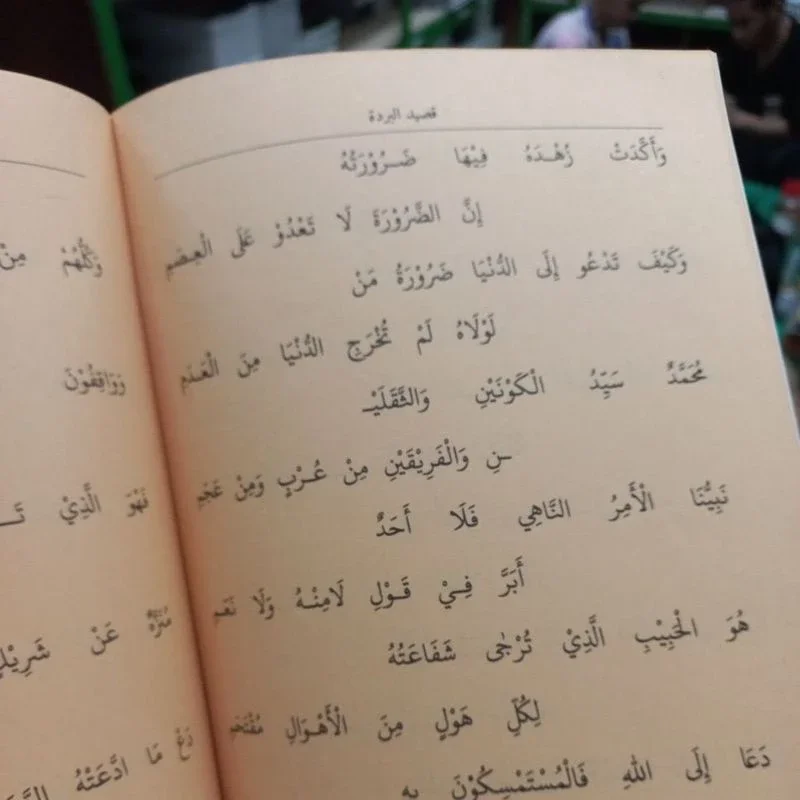 Supermarket klipidagi ikkita yalangoch qiz