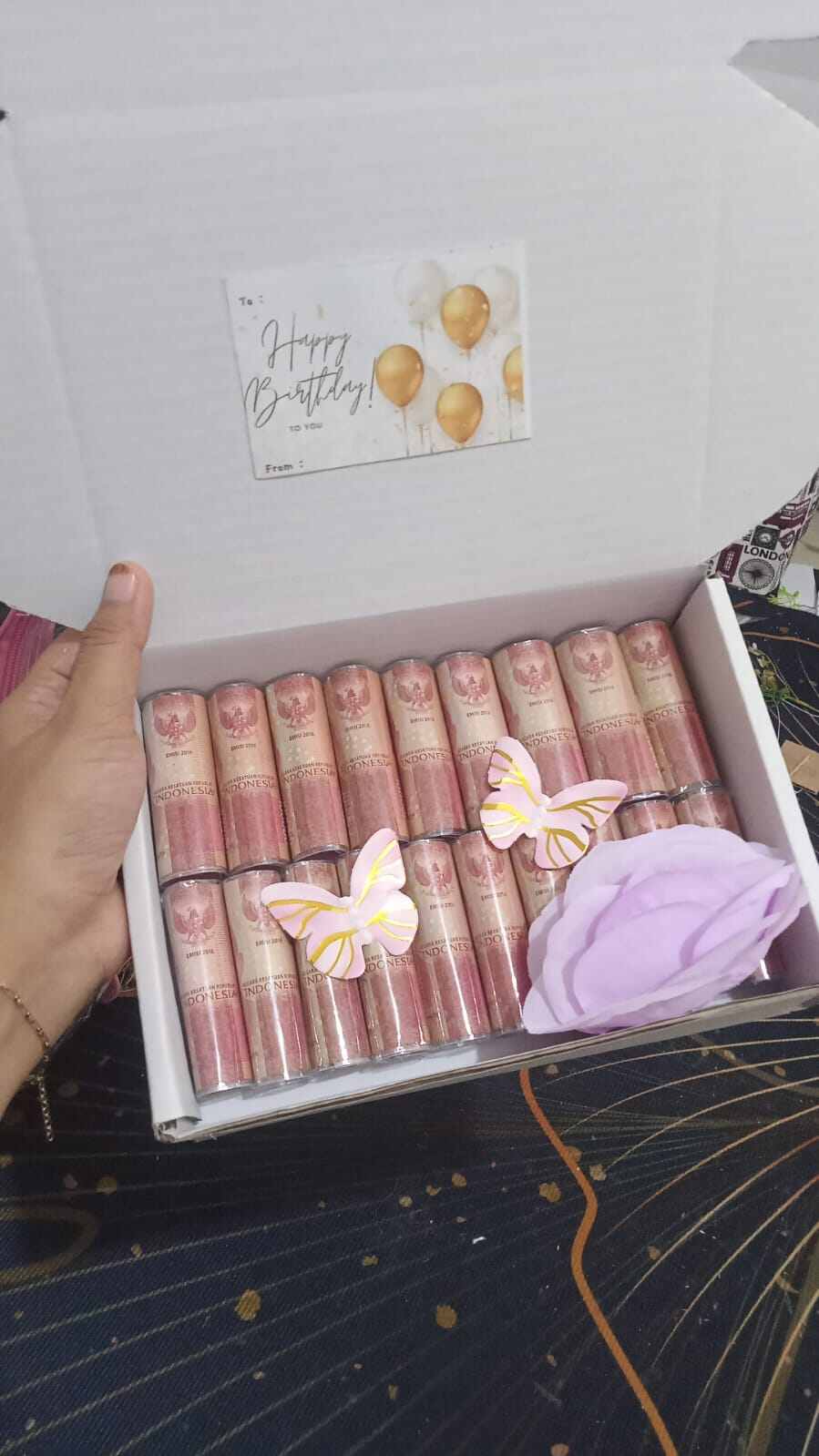 Beautiful Money Hampers Free of artifisial Flowers and Greeting Cards